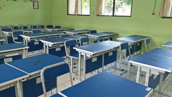 Pelajar Ini Belajar Seorang Diri di Kelas