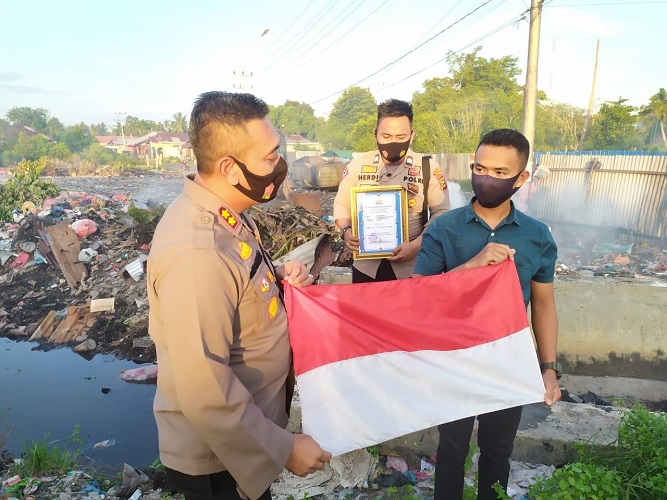 Anak Penyelamat Bendera Merah Putih Mendapat Penghargaan dari Kapolres Meranti