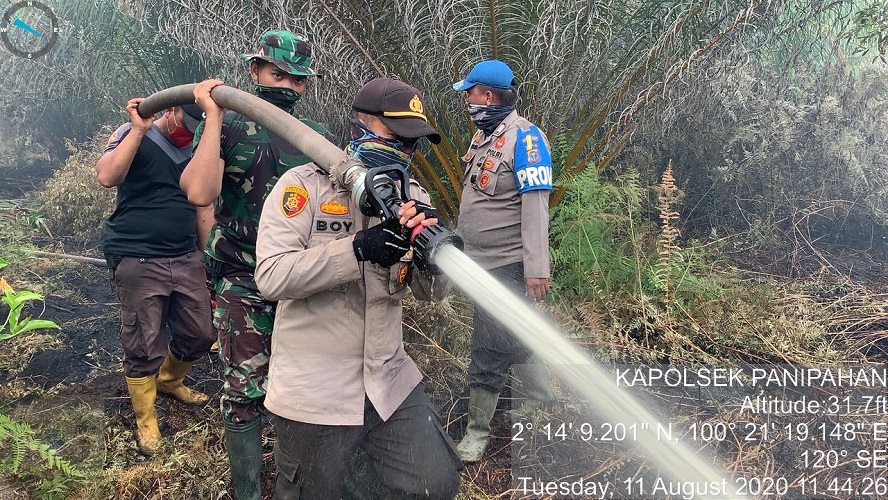 Atasi Kebakaran Hutan dan Lahan, Kasat Shabara Bersama Kapolsek Panipahan Berjibaku Padamkan Titik Api