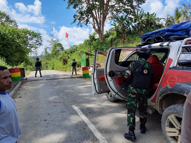 BERIKAN RASA AMAN KEPADA WARGA, SATGAS PAMTAS YONIF 312/KH ADAKAN SWEEPING DI KAMPUNG BOMPAI