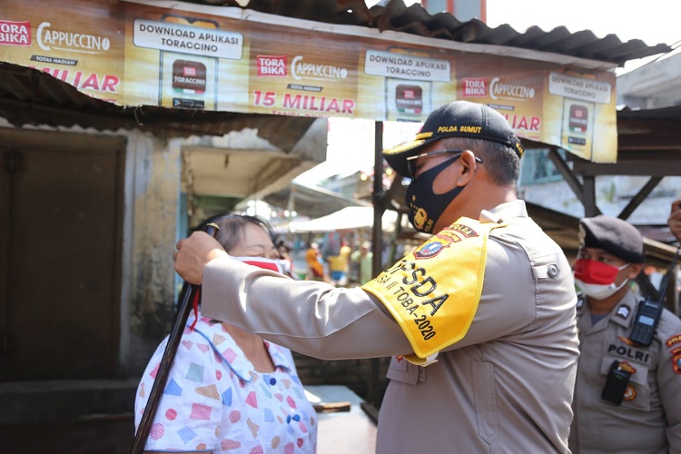 Berbagi Masker di Pasar Tradisional Pulo Brayan Upaya Cegah Penyebaran Covid-19