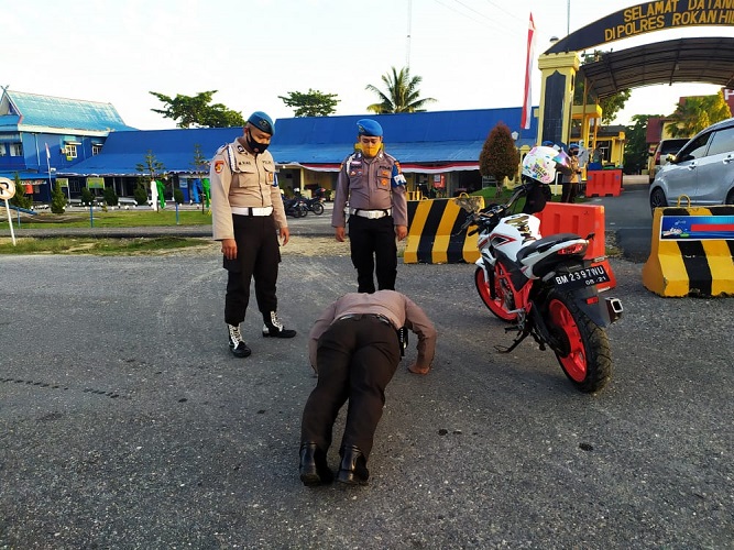 Kasi Propam Polres Rokan Hilir Melaksanakan Pengawasan Internal Dalam Rangka Pencegahan Covid-19