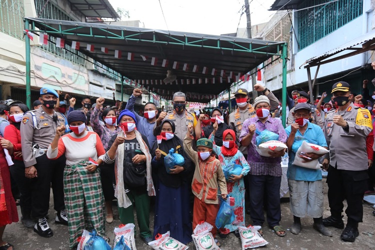Menyalurkan Sembako Kepada Warga dan Pedagang Pasar Tradisional Pulo Brayan