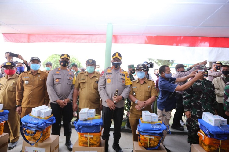 POLRI | Poldasu Berikan Masker dan Logistik Terhadap Masyarakat Terdampak Erupsi Gunung Sinabung Tanah Karo