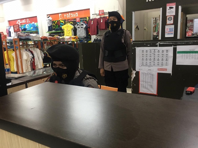 Personel Polwan Polda Banten Lakukan Patroli Nong Jawara