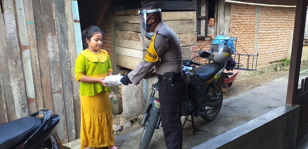 Polres Tapsel Menyalurkan Bantuan Kepada Fakir Miskin dan Warga yang Tedampak Covid-19 Pada Jumat Barokah