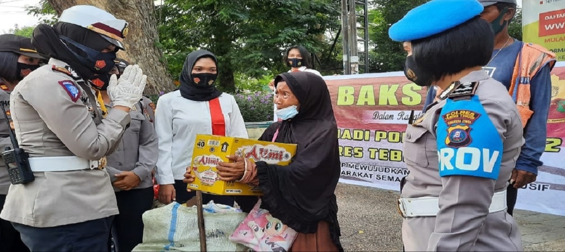 Sambut HUT ke-72 Polwan, Srikandi Polres Tebing Tinggi Bagi Sembako dan Masker