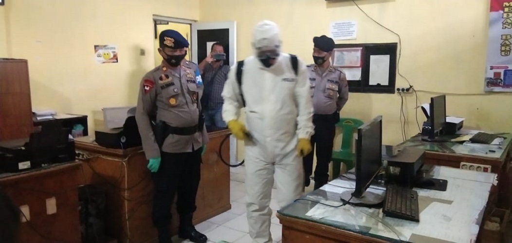 SatBrimob KBR Poldasu Gelar Penyemprotan Disinfektan di Areal Polsek Medan Baru Polrestabes Medan