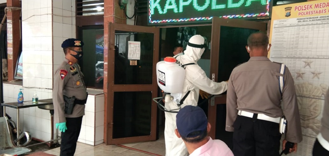 Subden KBR Brimob Poldasu Gelar Penyemprotan Disinfektan Areal Polsek Medan Area Polrestabes Medan