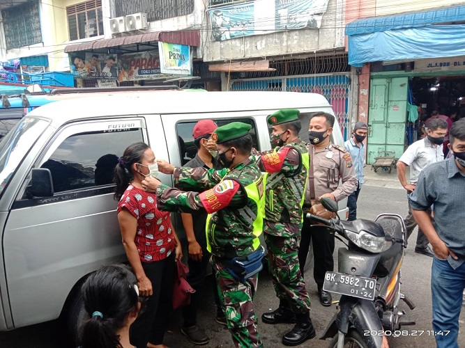 Terapkan Pelaksanaan Protokol Kesehatan, Personil Polsek Dolok Pardamean Polres Simalungun Bagikan Masker Kepada Masyarakat