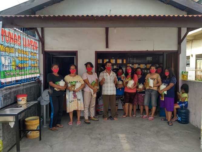 Untuk Mengucap Syukur Kepada Tuhan Karena Diberi Berkat dan Dapat Membuka Usaha Baru (Anak Usaha) Markos Situmorang Membagikan Paket Bansos