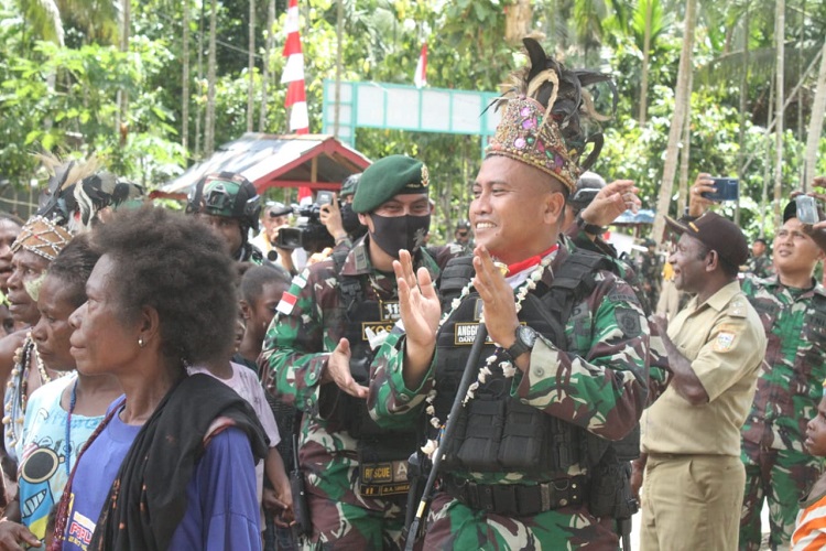 WARGA KIBAY SAMBUT DANSATGAS YONIF 413 BREMORO DENGAN TARIAN SULING TAMBUR