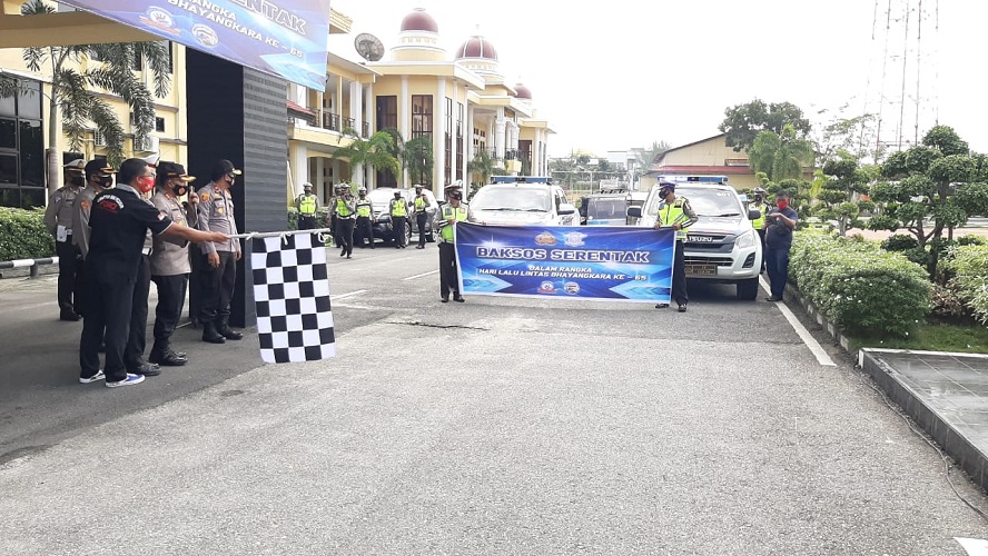 Dalam Rangka Peringati Hari Lalu Lintas yang ke-65, Kapolres Rokan Hilir Gelar Pelepasan Bantuan Sosial