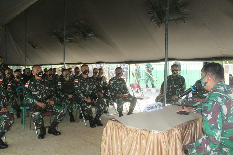 Dansatgas Yonif 125/Si’mbisa Pimpin Penyambutan Kunker Komandan Brigade Infanteri 7/Rimba Raya di Pos Kotis