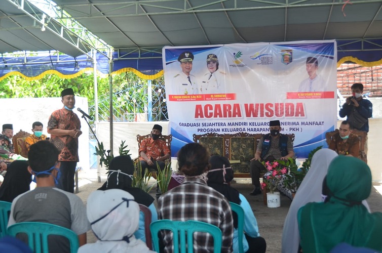 H. Fauzan Khalid Wisuda 23 Warga Sembung Graduasi Mandiri