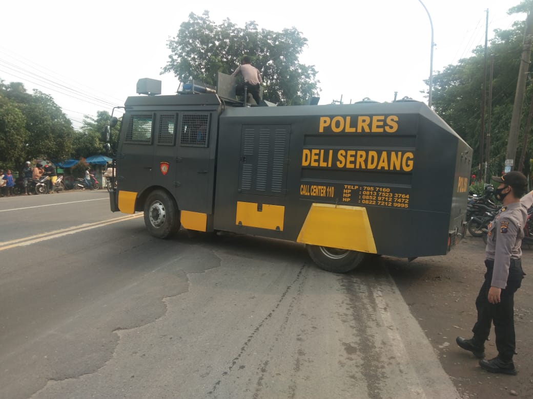 Water Canon Polresta Deliserdang Bantu Padamkan Kebakaran Di PT. Indomarco