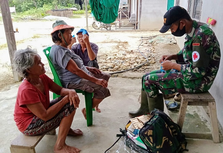 Keliling Kampung, Satgas Yonif 407/PK Berikan Layanan Kesehatan Warga Perbatasan