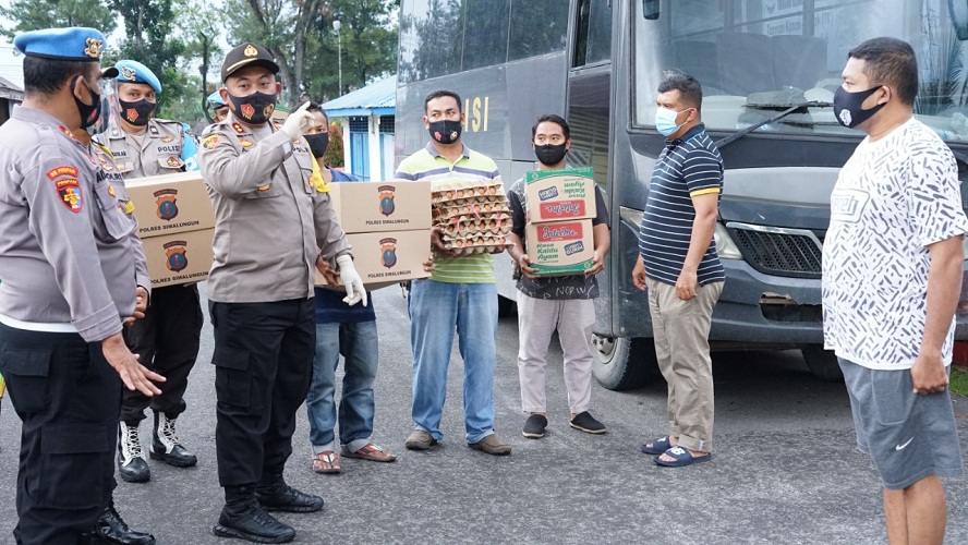 Komitmen Penerapan Protokol Kesehatan, Kapolres dan Ketua Bhayangkari Cabang Simalungun Berikan Sembako, Sayur Mayur dan Fasilitas Kesehatan