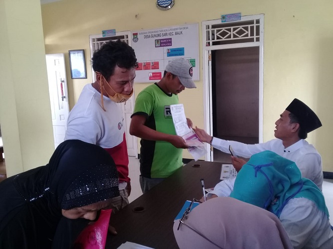 Penyerahan Bantuan Langsung Tunai BLT Desa Tahap 1 dan 2