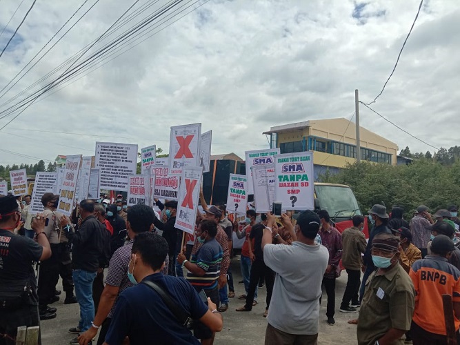 Ratusan Massa APMPD Kembali Geruduk KPU dan DPRD Kabupaten SAMOSIR