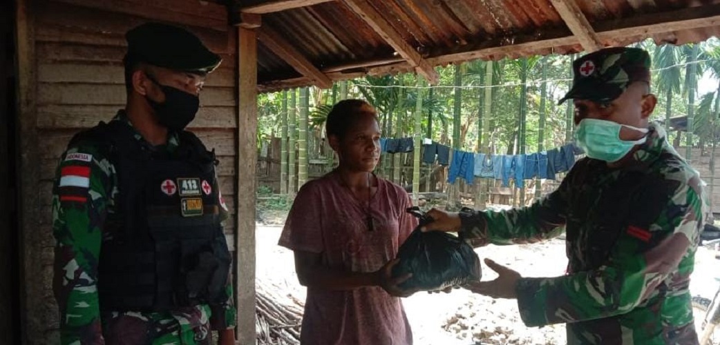 SATGAS YONIF 413 KOSTRAD BERIKAN SEMBAKO KEPADA MASYARAKAT GAMBUT