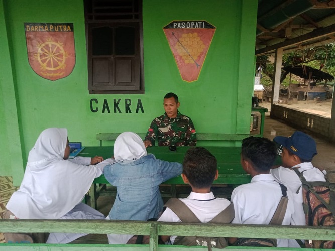 Satgas Yonarmed 9 Kostrad Laksanakan Kegiatan Sosialisasi Bela Negara kepada Pelajar di SMP 2 Waisakai