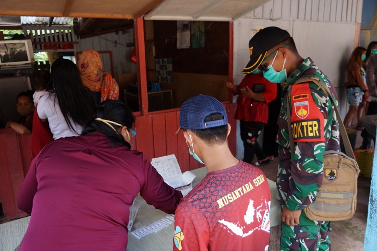 TNI-Polri dan Dinas Kesehatan Sosialisasikan Protokol Kesehatan di Perbatasan