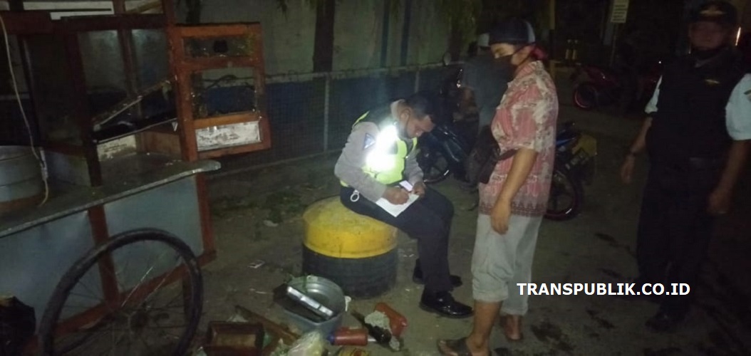 Tabrakan Lost Control Kemudi Motor Telah Hancurkan dan Menabrak Gerobak Tukang Bakso
