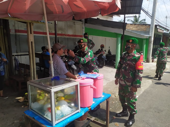 Cegah Penularan Covid-19, Personel Babinminvetcaddam I/BB Menggelar Operasi Pendisiplinan Masyarakat terhadap Protokol Kesehatan di Medan Maimun