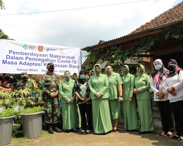 Ketua Persit Kartika Chandra Kirana Cabang XXII Dim 0808 Blitar Melihat Hasil Budikdamber
