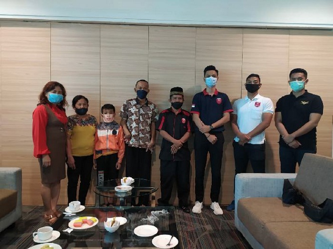 Selain Serahkan Bantuan Dana, AMS XII Kota Medan juga Bantu Berangkatkan Perdamaian Fakho Berobat ke Medan