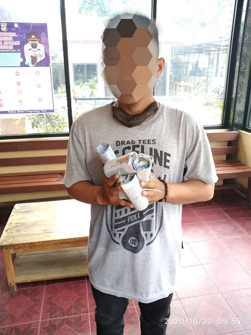 Terduga Seorang Buruh Membawa 8 Buah Petasan Diamankan Personil POLRI dari Polsek Batu Ceper dan Diserahkan ke Polres Metro Tangerang