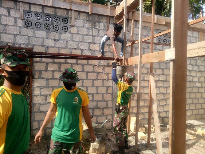 Wujud Kemanunggalan Satgas Yonif MR 413 Kostrad dengan Masyarakat dalam Membantu Bangun Rumah