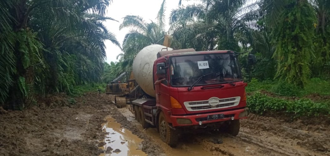 Backhoe Bantu Truk Molen Lewati Jalan Berlumpur di Lokasi TMMD Kodim 0204/DS