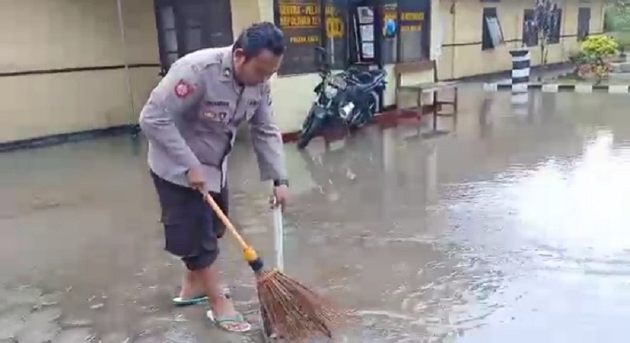 Bertahun-tahun jalan di depan kantor Polsek Kalibaru kebanjiran & Jalan Raya Jember-Banyuwangi Timur Koramil Kalibaru Kebanjiran akibat hujan deras