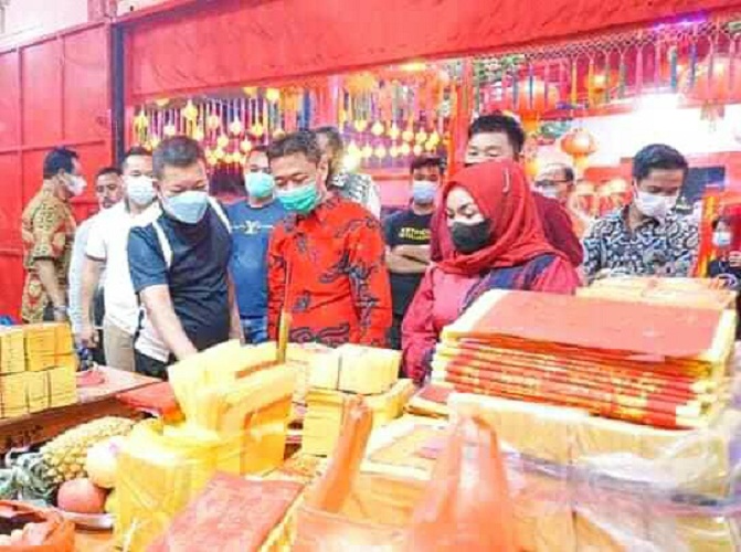 Bupati Rohil Sambangi Warga yang Lakukan Sembahyang Bakar Tongkang