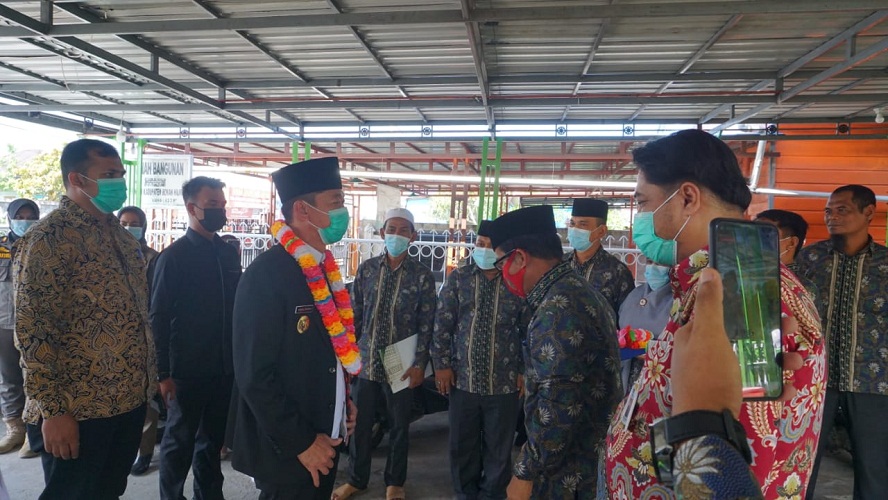 Distribusikan Bantuan Modal Usaha, Bupati Rohil Berharap Bisa Berkembang