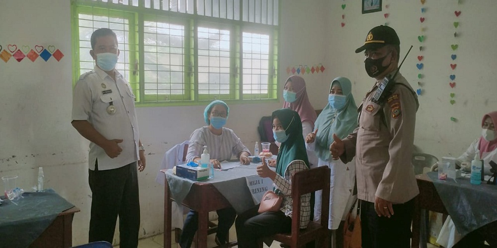 Ipda R.H. Sitinjak, Kanit Bimmas Polsek Sipispis Giat Monitoring Vaksinasi Covid-19 Tahap I Guru TK, SD, SMP dan SMA