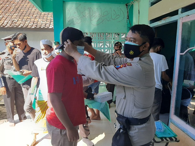 Kanit Binmas Memberikan Himbauan Prokes dan Memberikan Masker kepada Warga yang Tak Memakai Masker