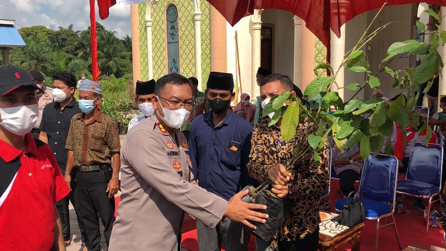 Kapolres Rokan Hilir dan PJU Polres Rokan Hilir Beserta Kapolsek Tanah Putih Tanjung Melawan Laksanakan Penanaman 550 Pohon Trambesi