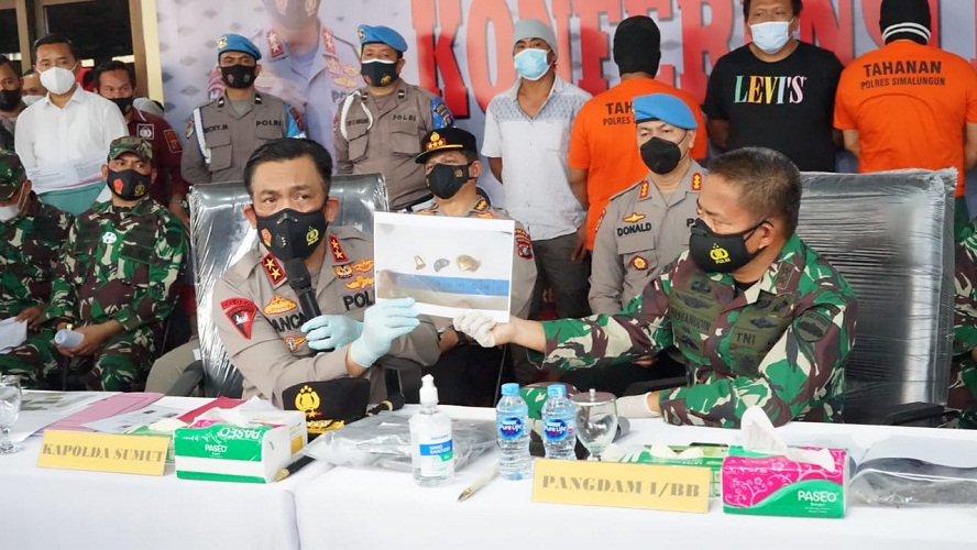 Kapolres Simalungun Dampingi Kapoldasu Bersama Pangdam I/BB Pimpin Konferensi Pers Pengungkapan Kasus Marsal