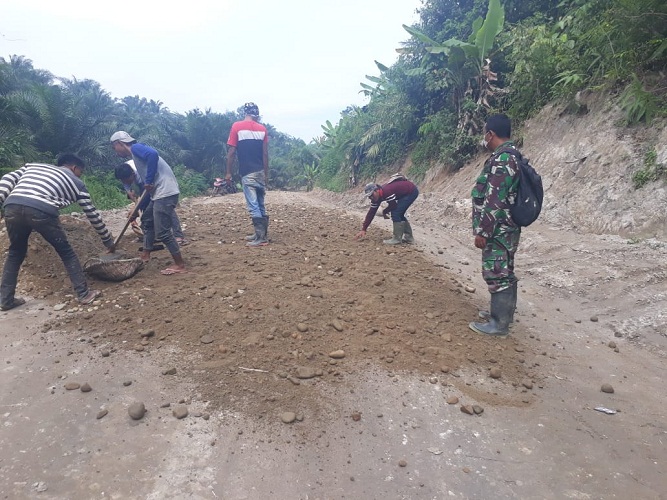 Lancarkan Distribusi Darat, Jalan TMMD Terus Dipadatkan dengan Sirtu