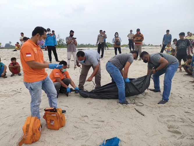 Mayat Pria Ditemukan Warga di Pantai Sialang Buah