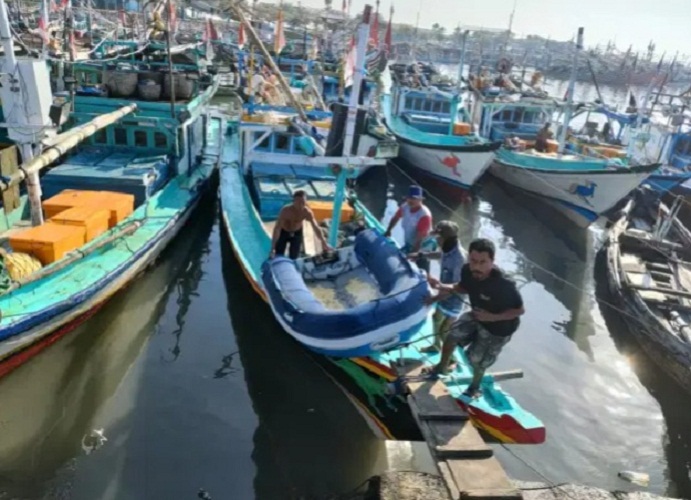 Pos TNI AL Muncar Amankan Sekoci Karet Hasil Temuan Warga Nelayan