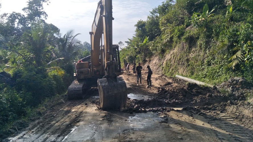TMMD ke-111 Kodim 0204/DS, Cegah Longsor, Beckhoe Excavator Urug Tebing Jalan