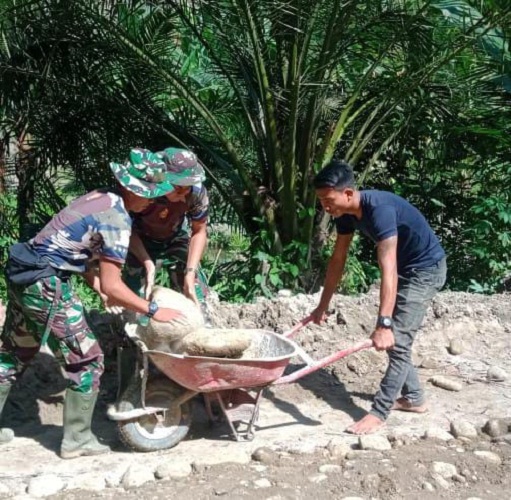 TNI dan Masyarakat Bahu Membahu di Kegiatan TMMD 111 Kodim 0204/DS
