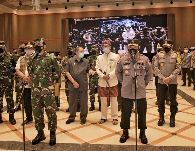 Tinjau Vaksinasi Massal, Kapolri dan Panglima TNI Minta Warga Tetap Disiplin Prokes