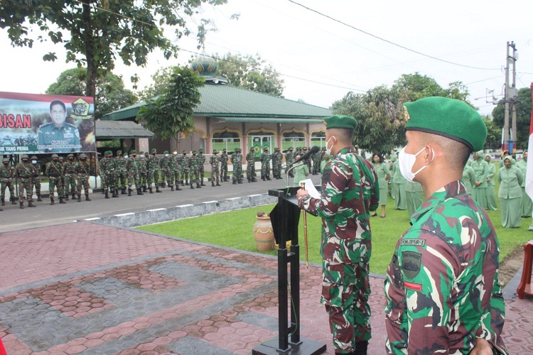 Yonzipur 1/Dhira Dharma Melaksanakan Upacara Tradisi Korps Penutupan Latorlan Tamtama Remaja Yonzipur 1/Dhira Dharma TA. 2021