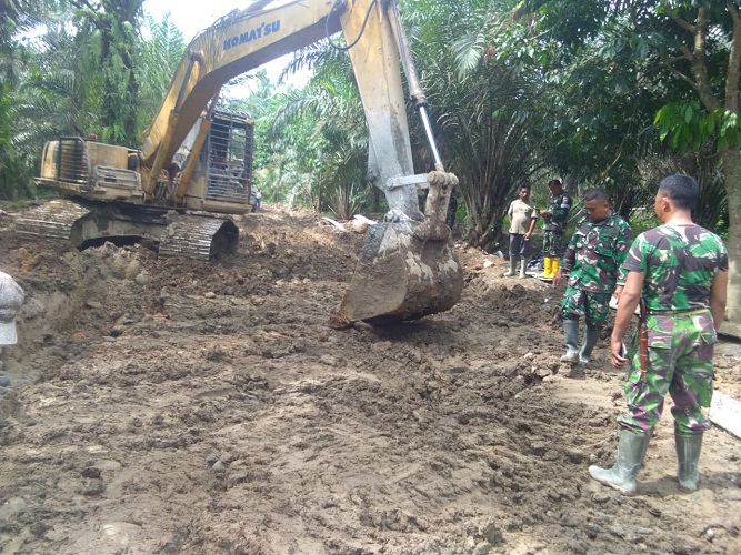 Atasi Lumpur di Badan Jalan, Bakhoe Excavator Percepat Pengerjaan Jalan Rigid Beton