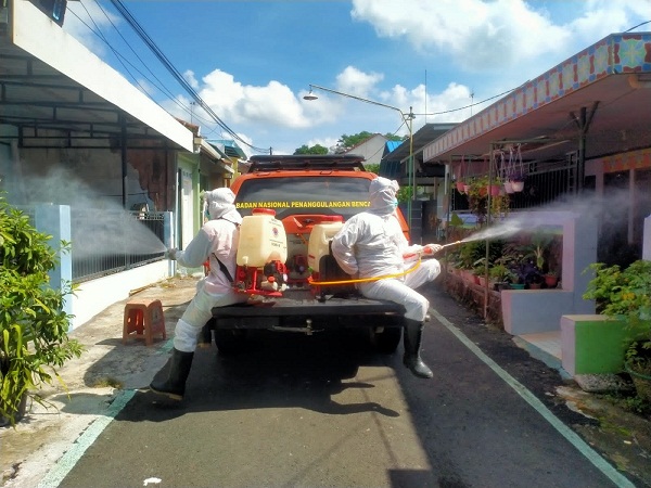 BPBD Kabupaten Banyuwangi Lakukan Penyemprotan Disinfektan di Kalirejo